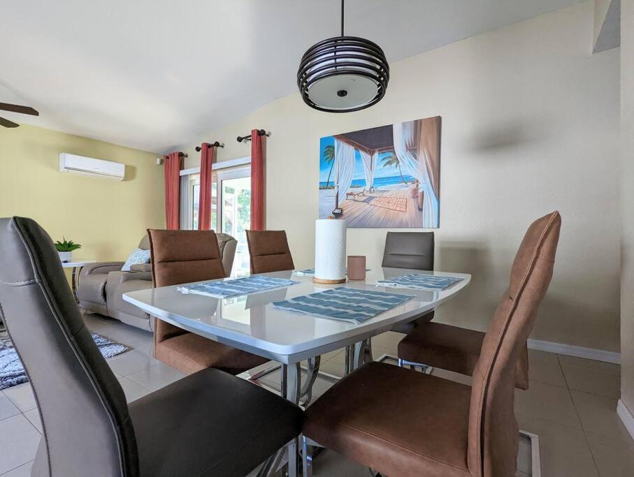 3Bed & 2Bath Property Couple Minutes From Siesta Key Beach & Downtown Sarasota Extérieur photo