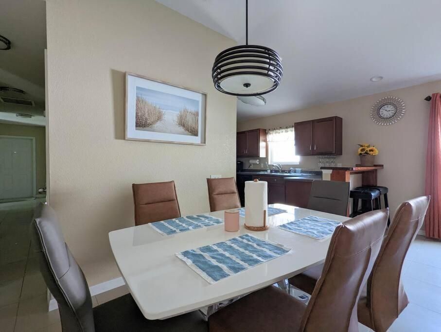 3Bed & 2Bath Property Couple Minutes From Siesta Key Beach & Downtown Sarasota Extérieur photo