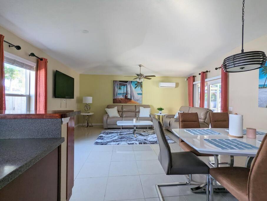 3Bed & 2Bath Property Couple Minutes From Siesta Key Beach & Downtown Sarasota Extérieur photo
