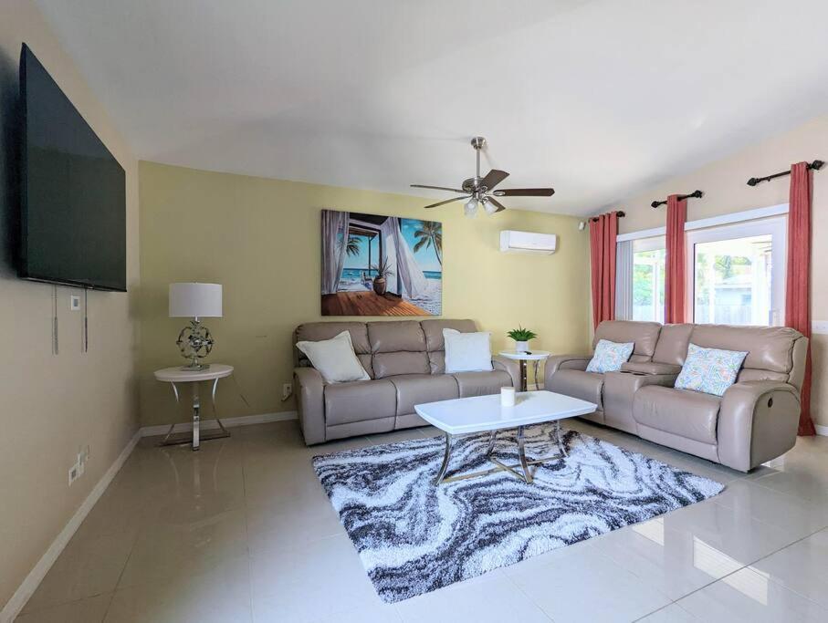 3Bed & 2Bath Property Couple Minutes From Siesta Key Beach & Downtown Sarasota Extérieur photo