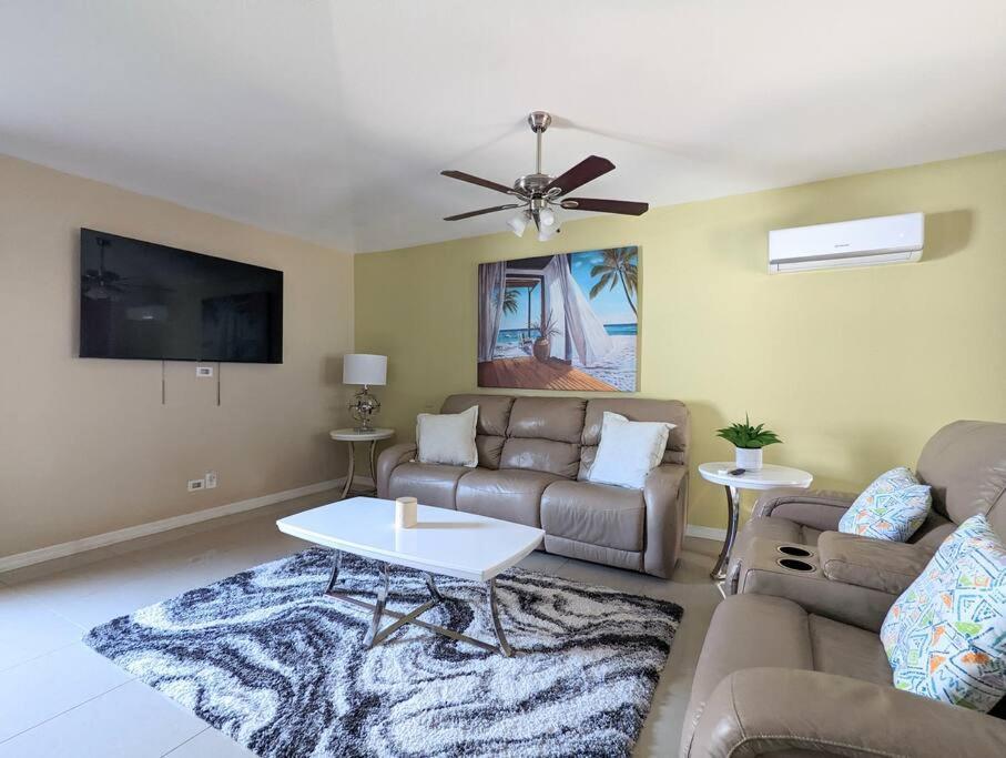 3Bed & 2Bath Property Couple Minutes From Siesta Key Beach & Downtown Sarasota Extérieur photo